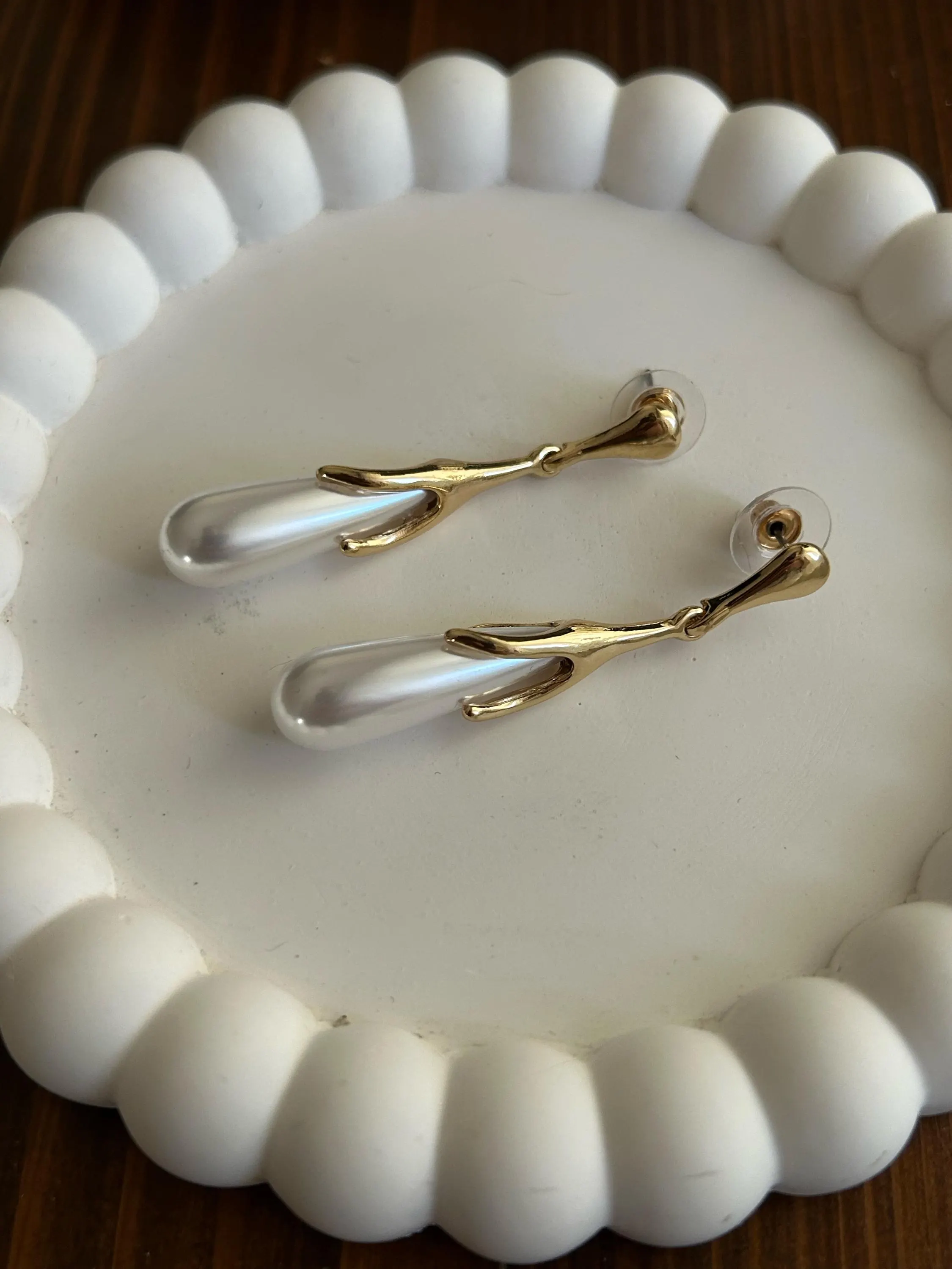 Pearl Drop Earrings • Gold Dangle Earrings • Minimalist Pearl Earrings • Elegant Drop Earrings • Modern Pearl Jewelry • Gift for Her